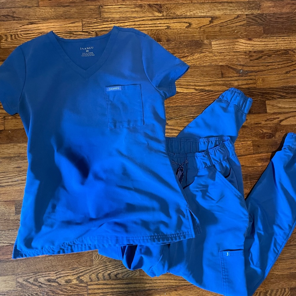 Jaanuu scrub set